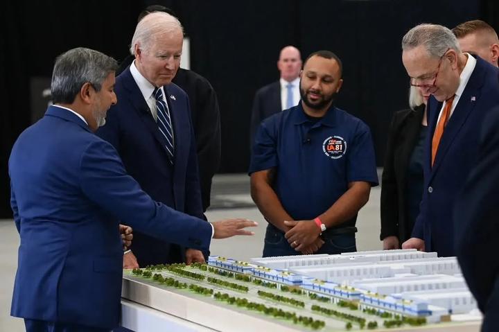美国突发！拜登宣布：紧急状态！6200亿银行存款出逃，危机再现？26000亿紧急"救市"，超级巨头被警告