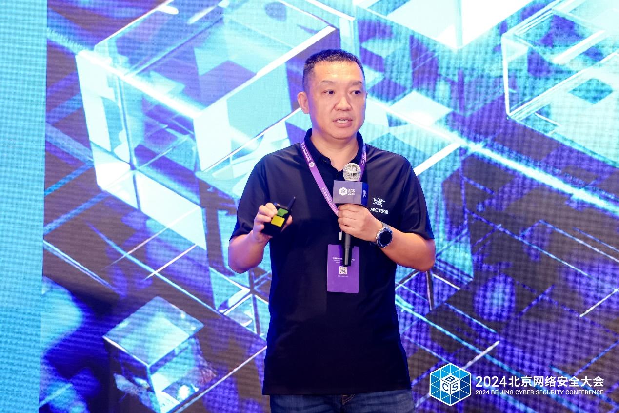 360创始人周鸿�t：要用AI应对升级的网络安全问题