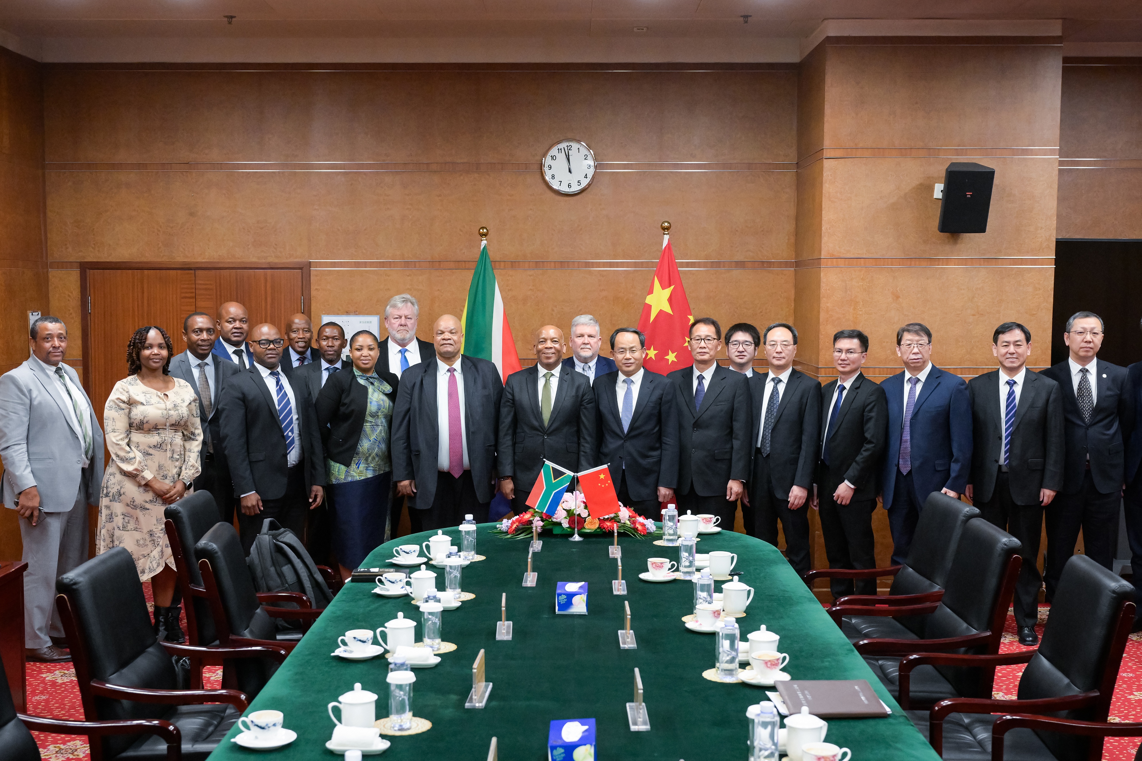 吕瑞浩公参会见非盟委员会经贸司代司长帕特里克