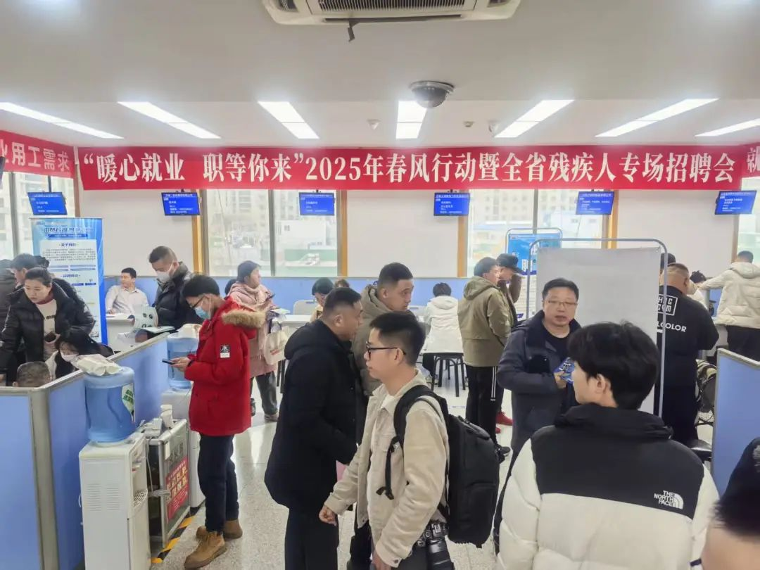 刘为民大使赴汤加埃瓦岛走访调研