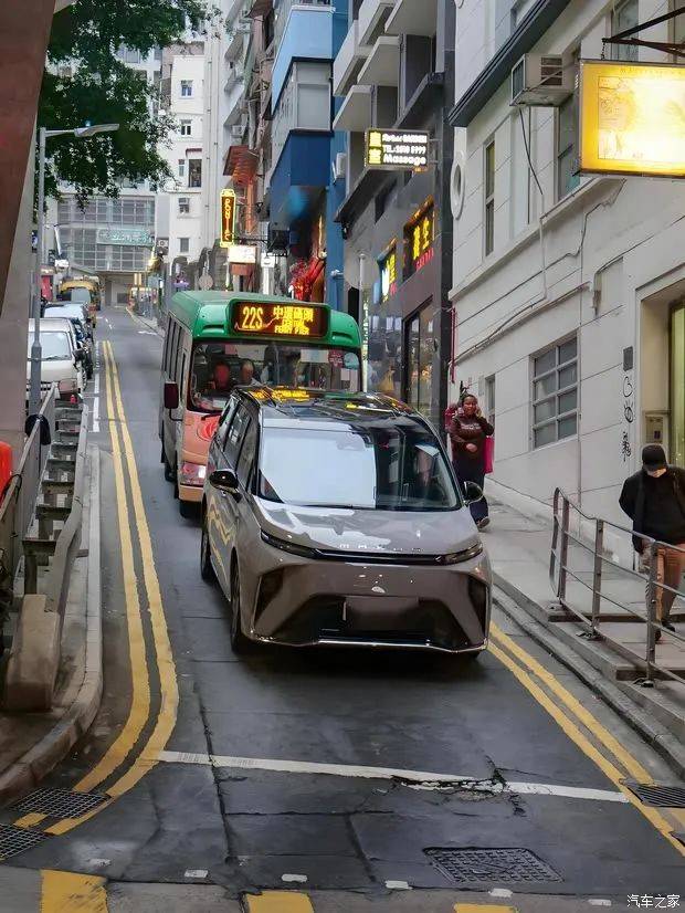 共话崛起，同绘蓝图――“看?中国汽车崛起之路”主题论坛在2025香港车博会期间举办