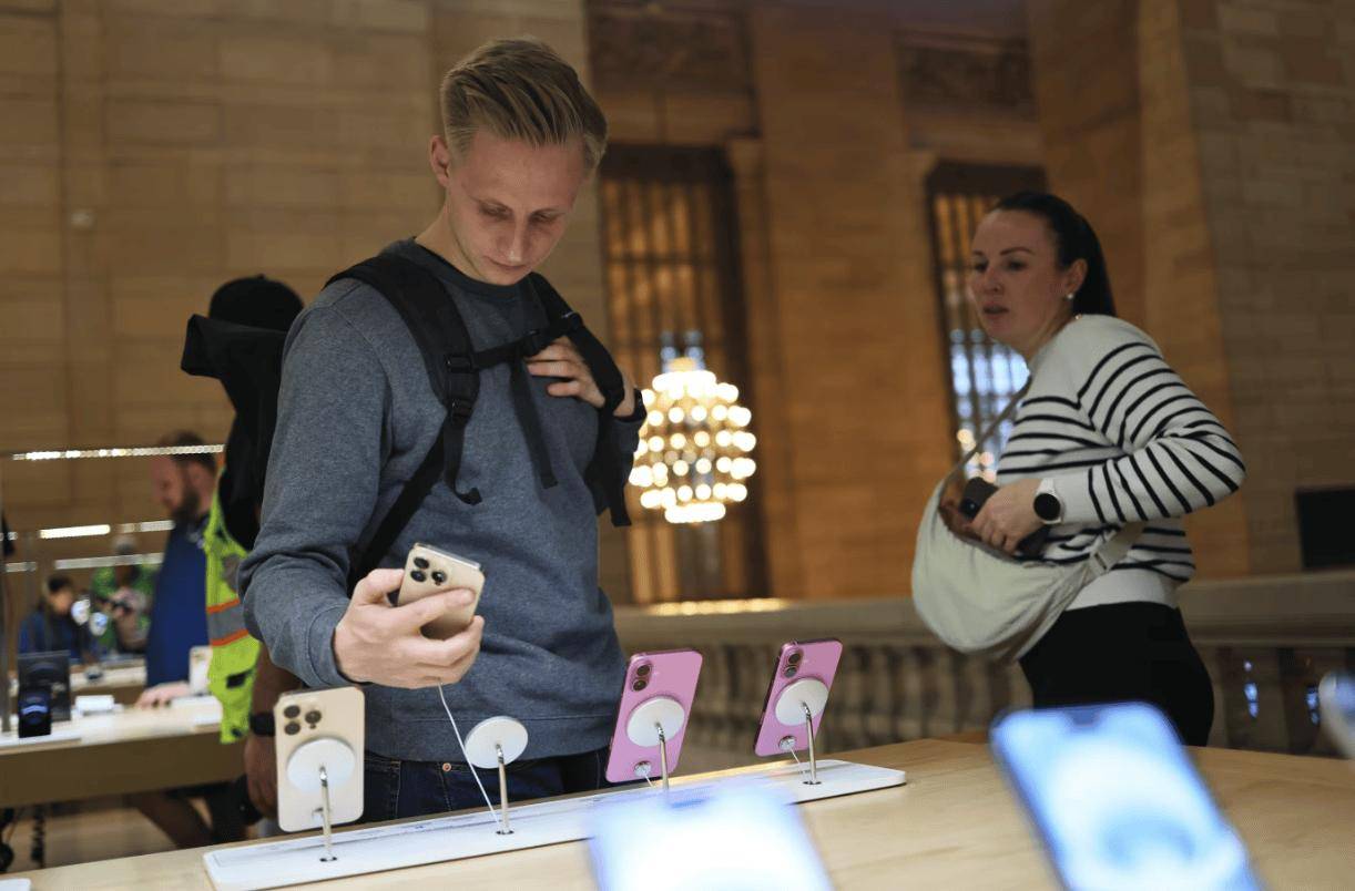 美国人纷纷涌向低价商品卖场