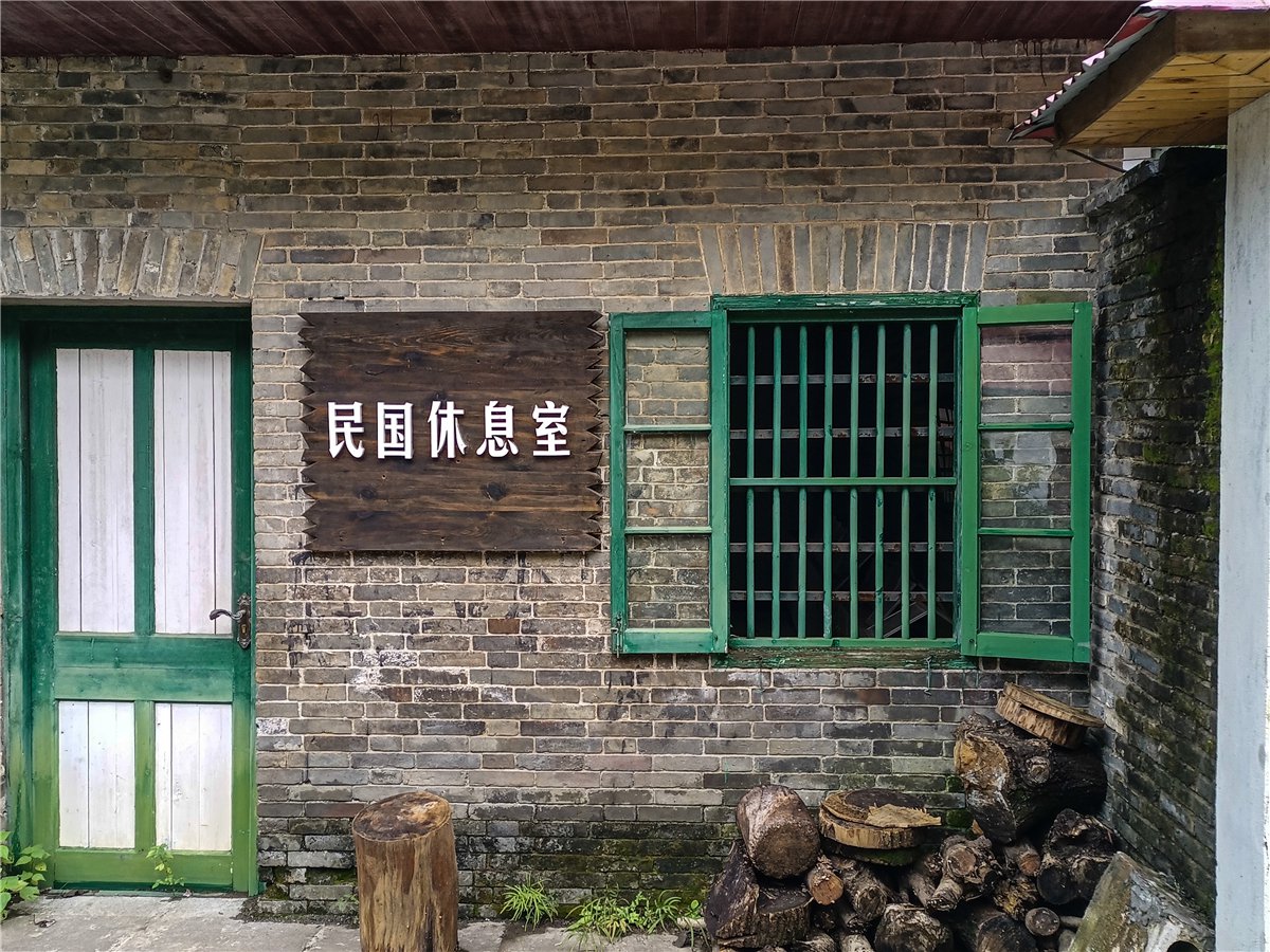 一个人与一部书――《庐山百年别墅》的出版及其价值