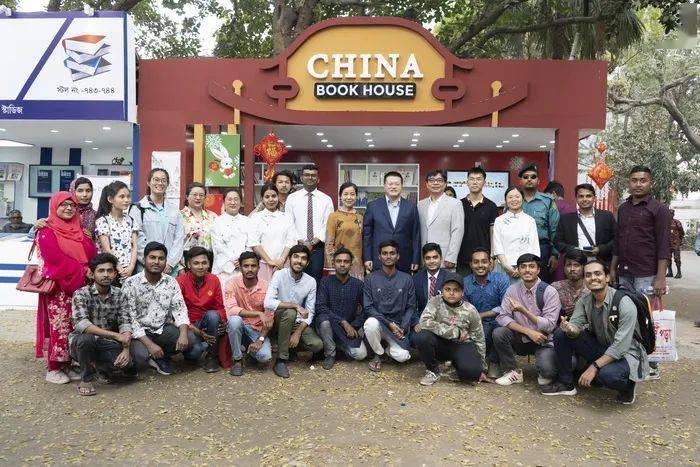 阮德文参赞陪同汤加副首相福希马洛西一行考察援汤农业技术援助项目