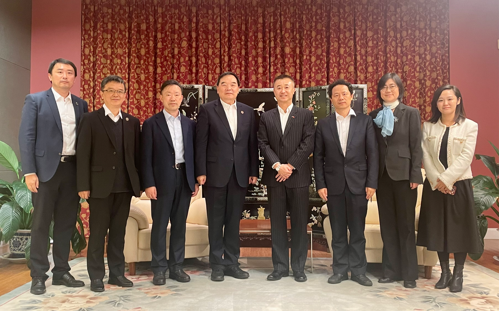 王鹏参赞会见塞社会保险信托总干事达博