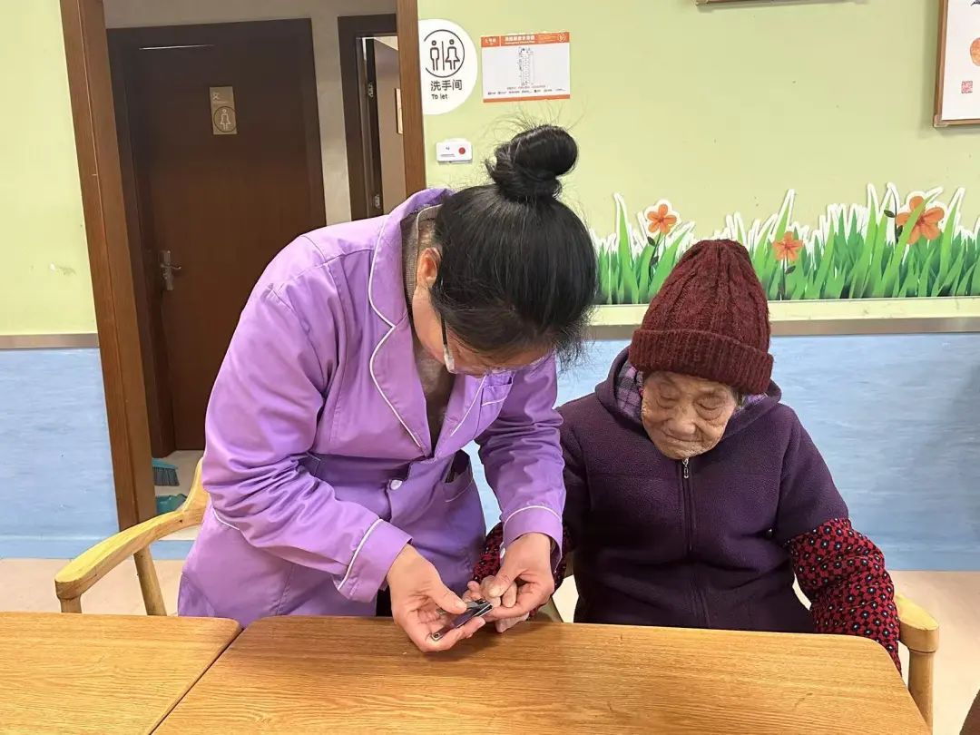 经观头条｜00后在养老院，像哄孩子一样哄老人