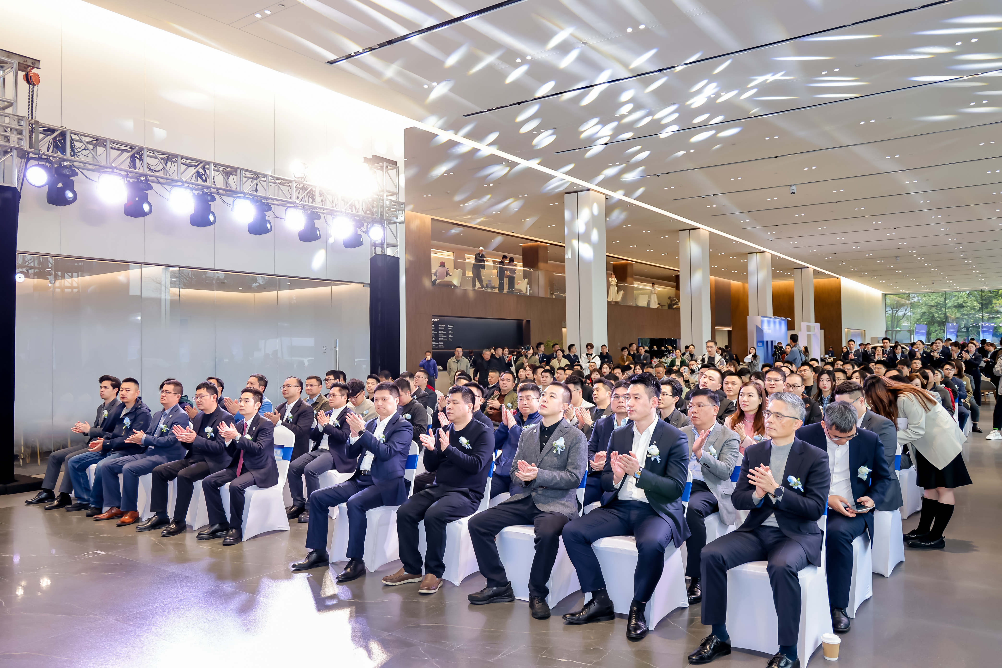 鸿蒙智行，大爆发！