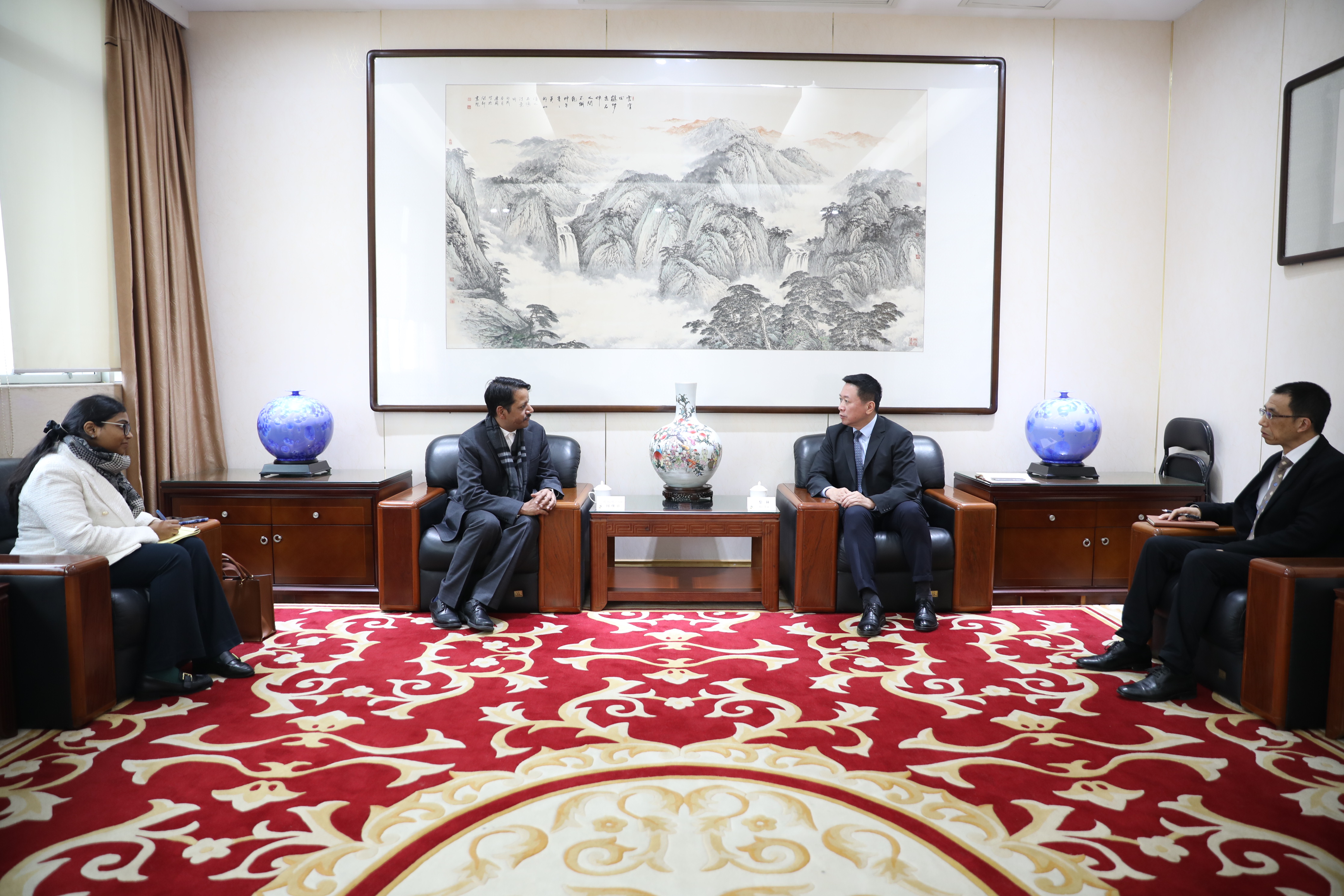 吕瑞浩公参会见盈科埃塞办公室执行主任马晓艳