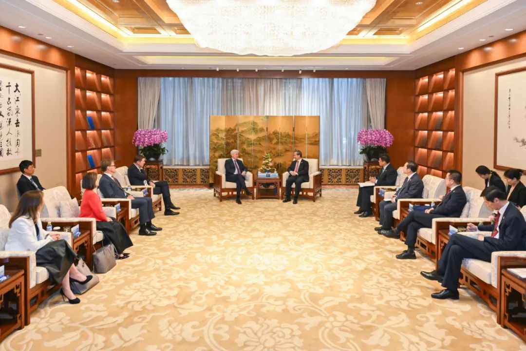 中国贸促会会长任鸿斌会见马来西亚中华总商会总会长吴逸平