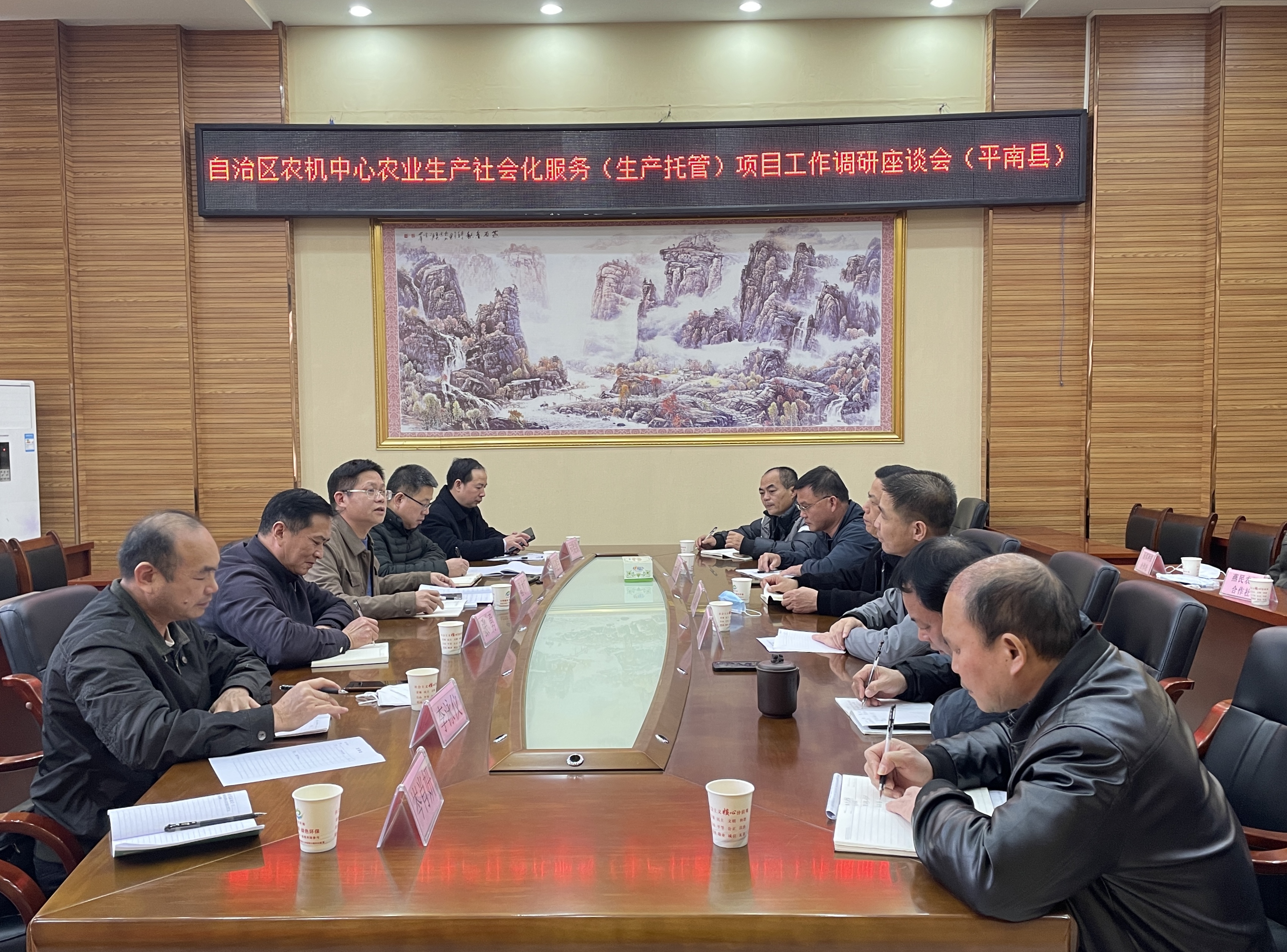 于维华参赞赴援马里农业技术示范中心开展调研