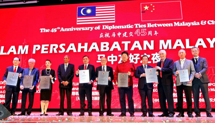 杨舒总领事出席加拿大中华总商会庆祝中加建交55周年暨商会成立30周年晚宴
