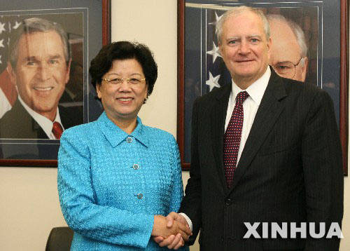 李成钢会见美国前财政部长、保尔森基金会主席保尔森