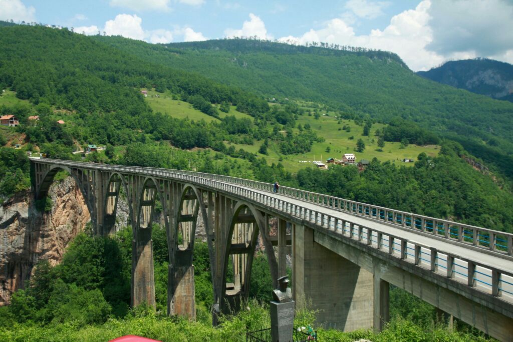 波黑与黑山签署共建塔拉河大桥协议