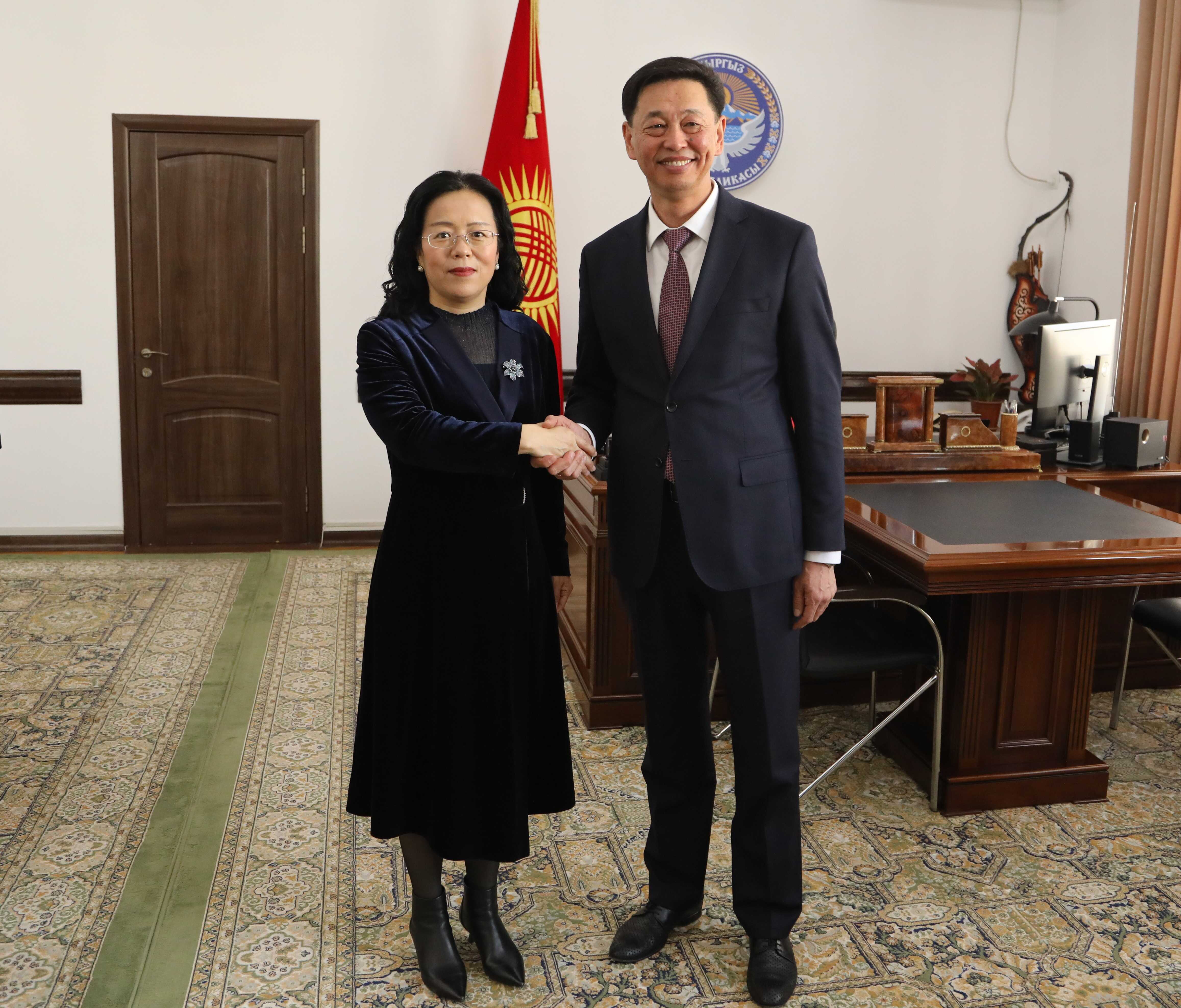 吕瑞浩公参会见非盟委员会伙伴司高级官员马修因