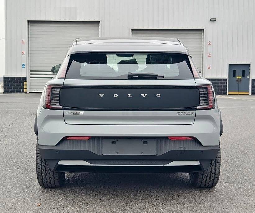 沃尔沃纯电跨界新作，EX30 Cross Country兼顾城市与户外出行