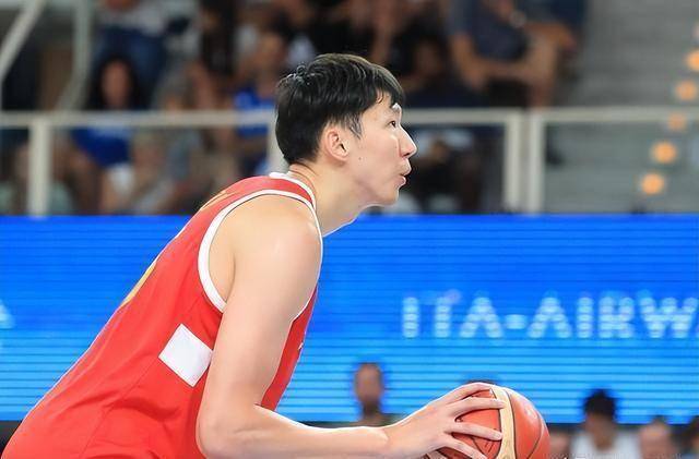 打破法不责众窠臼 发力惩治球场“侮辱者”