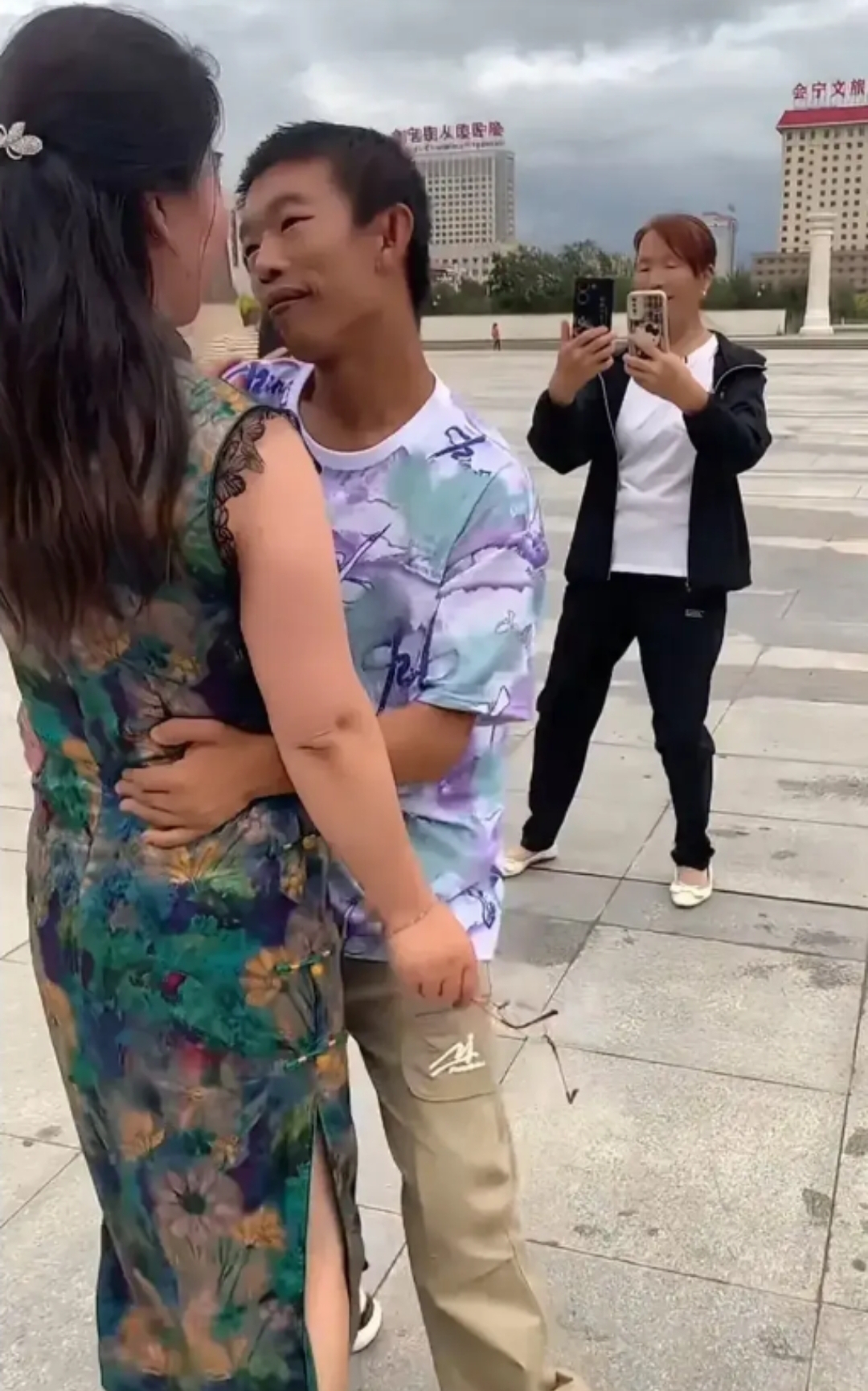 在直播间跳团舞、PK打赏的年轻人