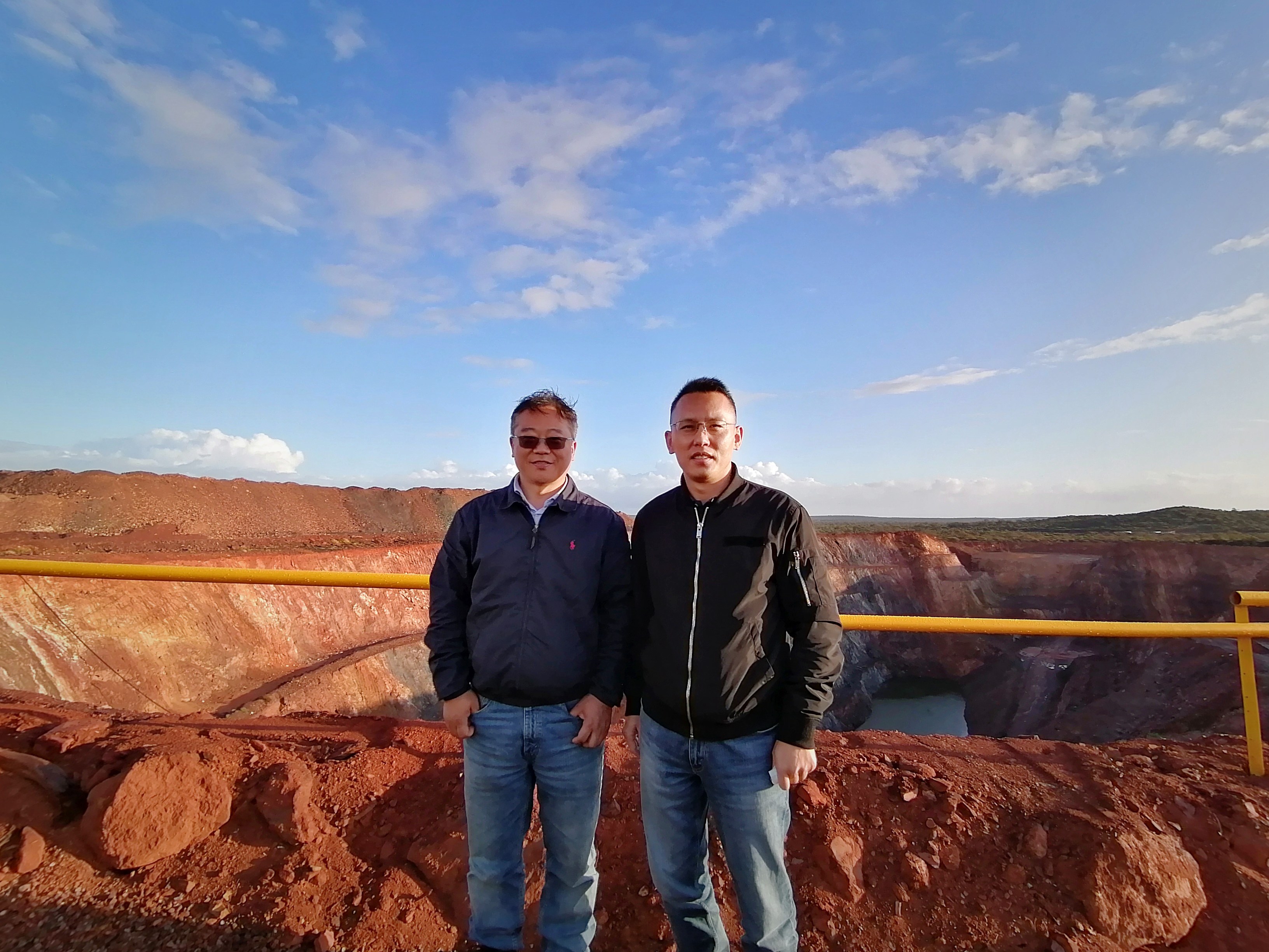 吕瑞浩公参同非盟委员会工矿司高级顾问图恩德进行工作交流