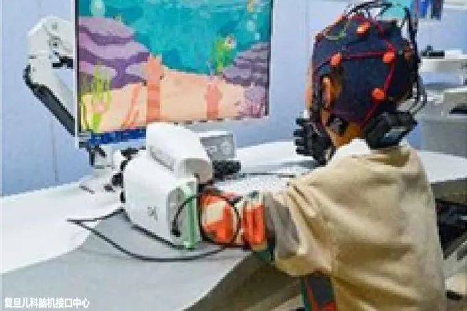 强脑科技在WAIC发布全球最轻专业级灵巧手Revo 2 ,可轻松提起20公斤重物