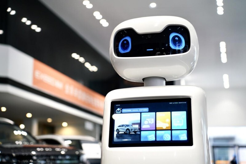 银河通用机器人展示商超值守机器人 已获得100家门店订单