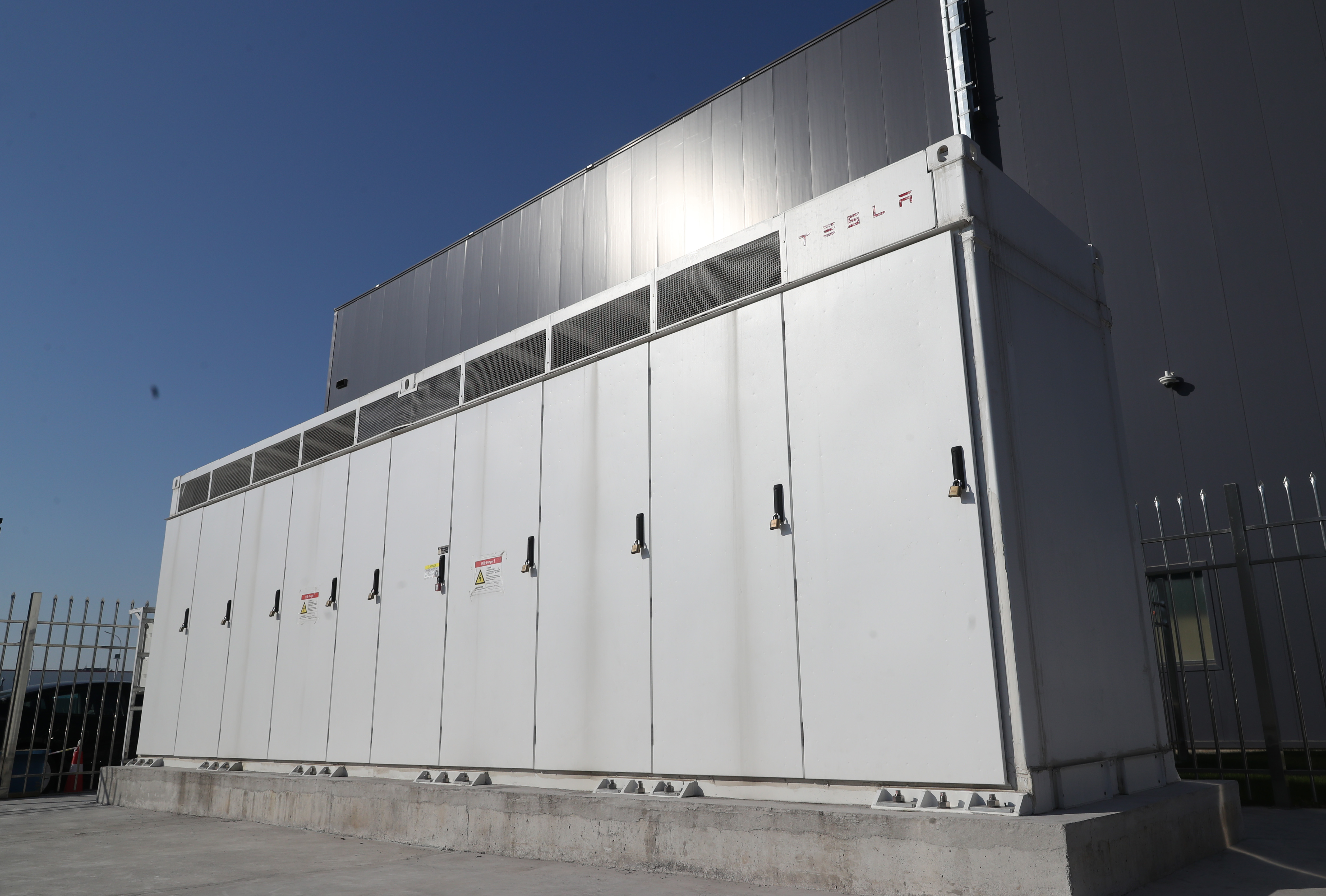 特斯拉上海储能超级工厂第1000台Megapack储能系统下线