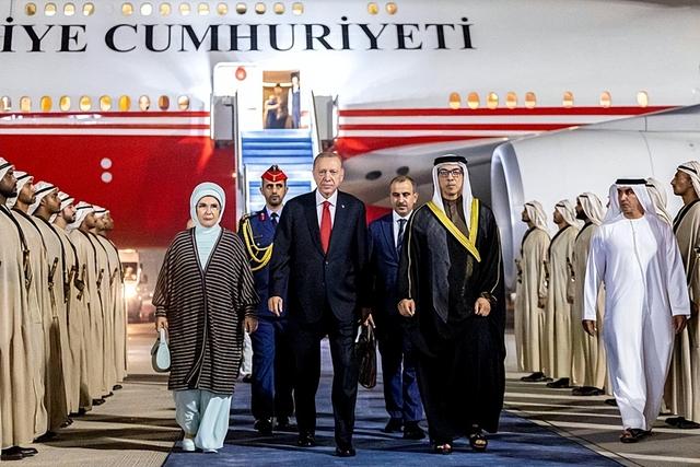 阿联酋总统与土耳其总统共同见证七项合作协议签署