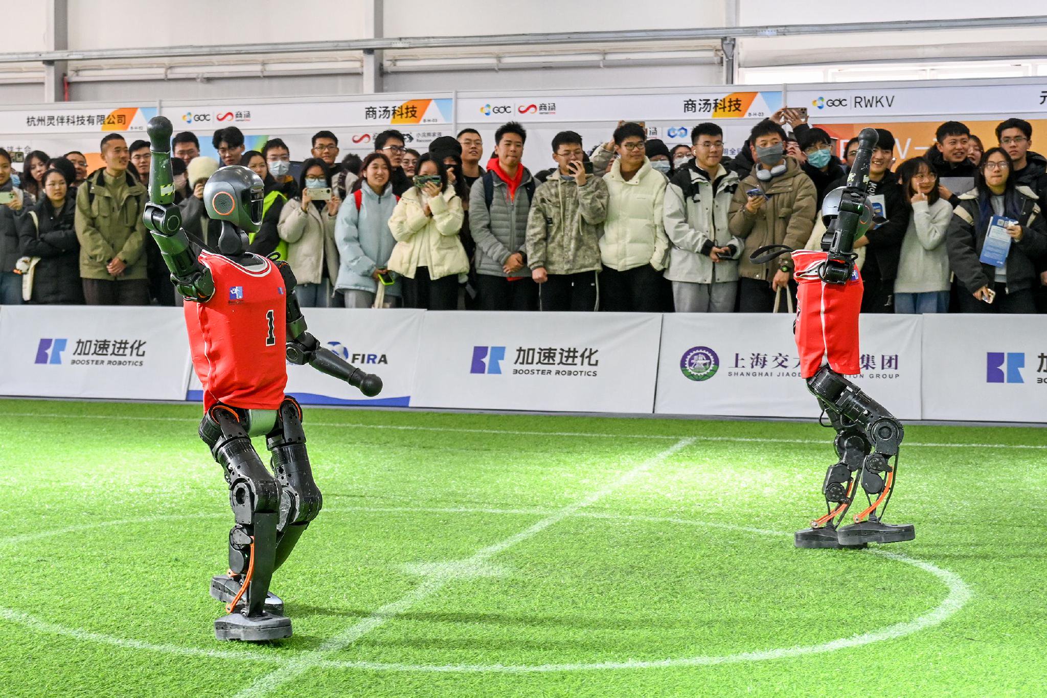 做饭、冲咖啡、搬运快递、打拳击、弹琴、下象棋……2025世界机器人大会开幕，机器人集体“秀才艺”