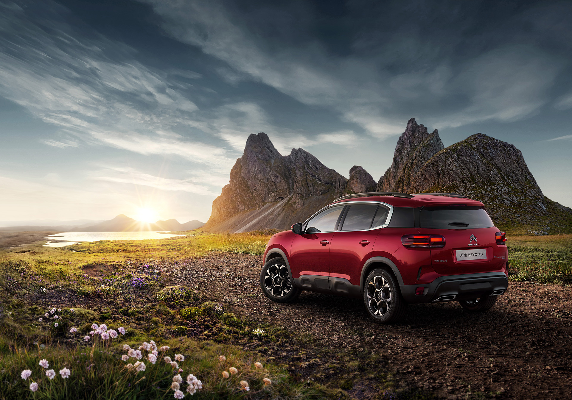 价格战如何影响车市？汽车均价走出“倒U曲线”