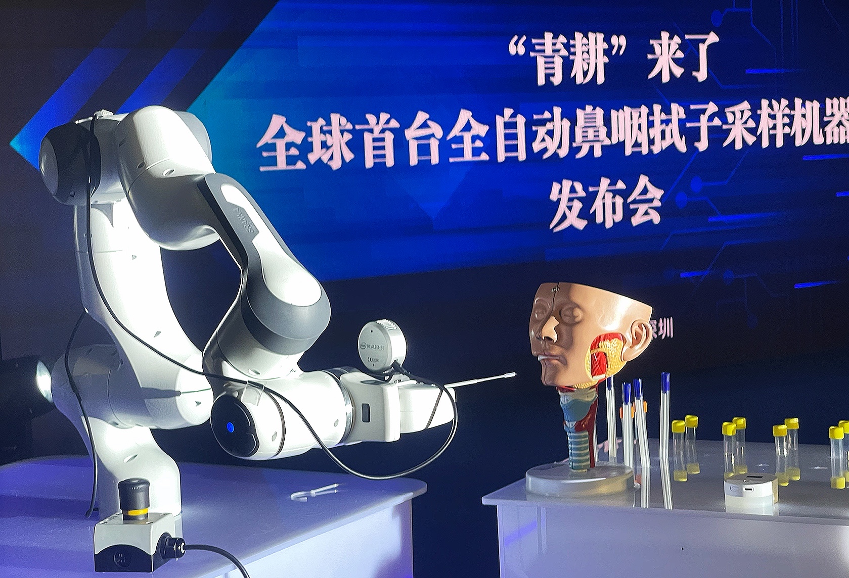 世界首台自动巡航杂交授粉育种机器人研制成功