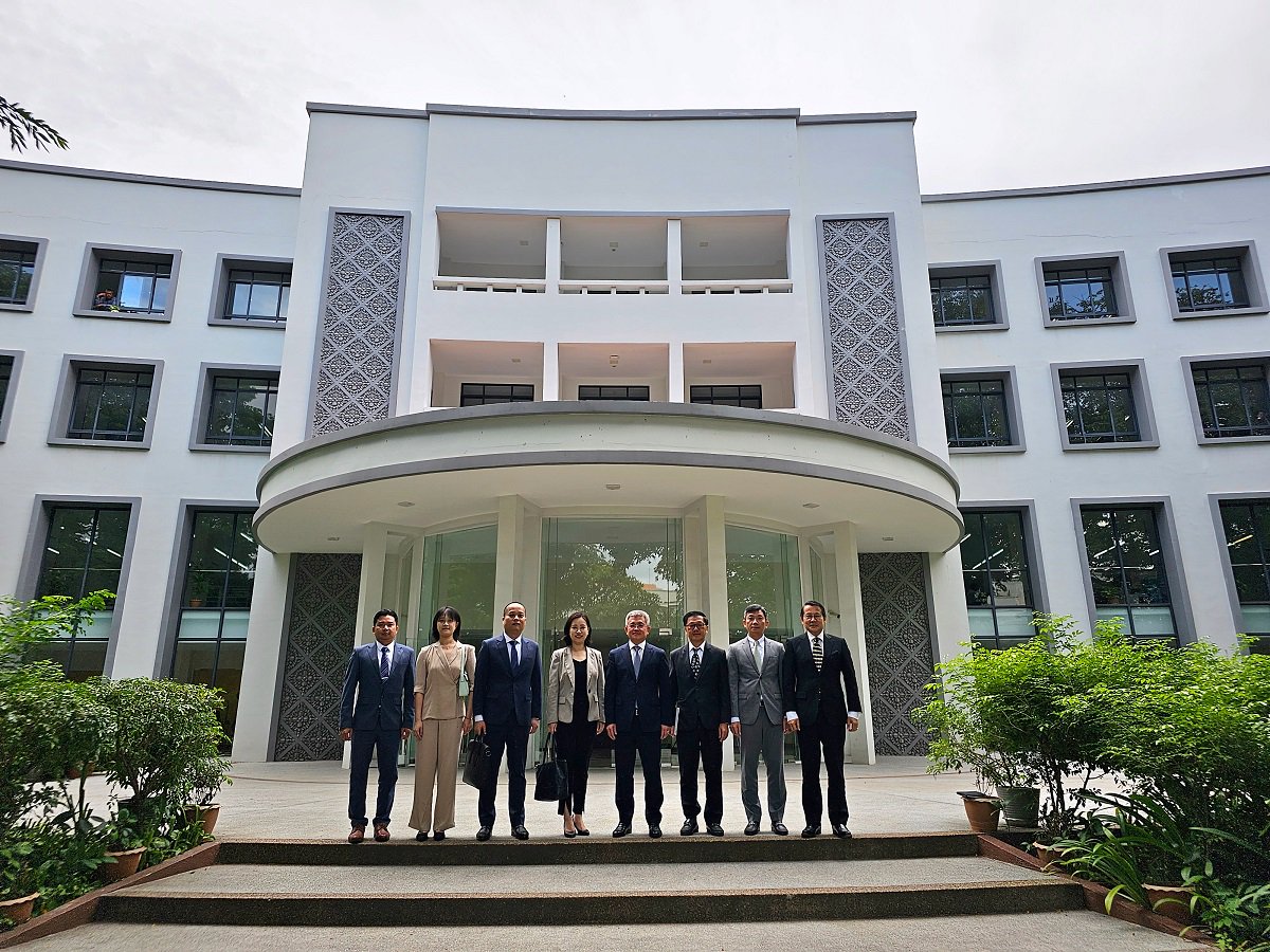 王鹏参赞拜会塞通信、技术与创新部长巴赫