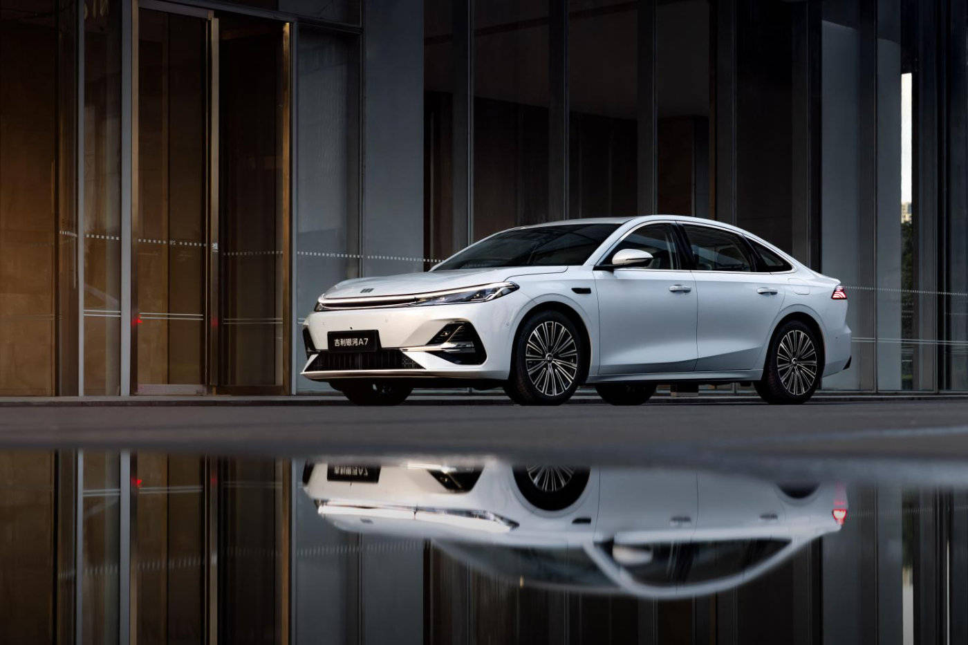 吉利汽车，半年营收首破1500亿元！上调全年销量目标至300万辆！