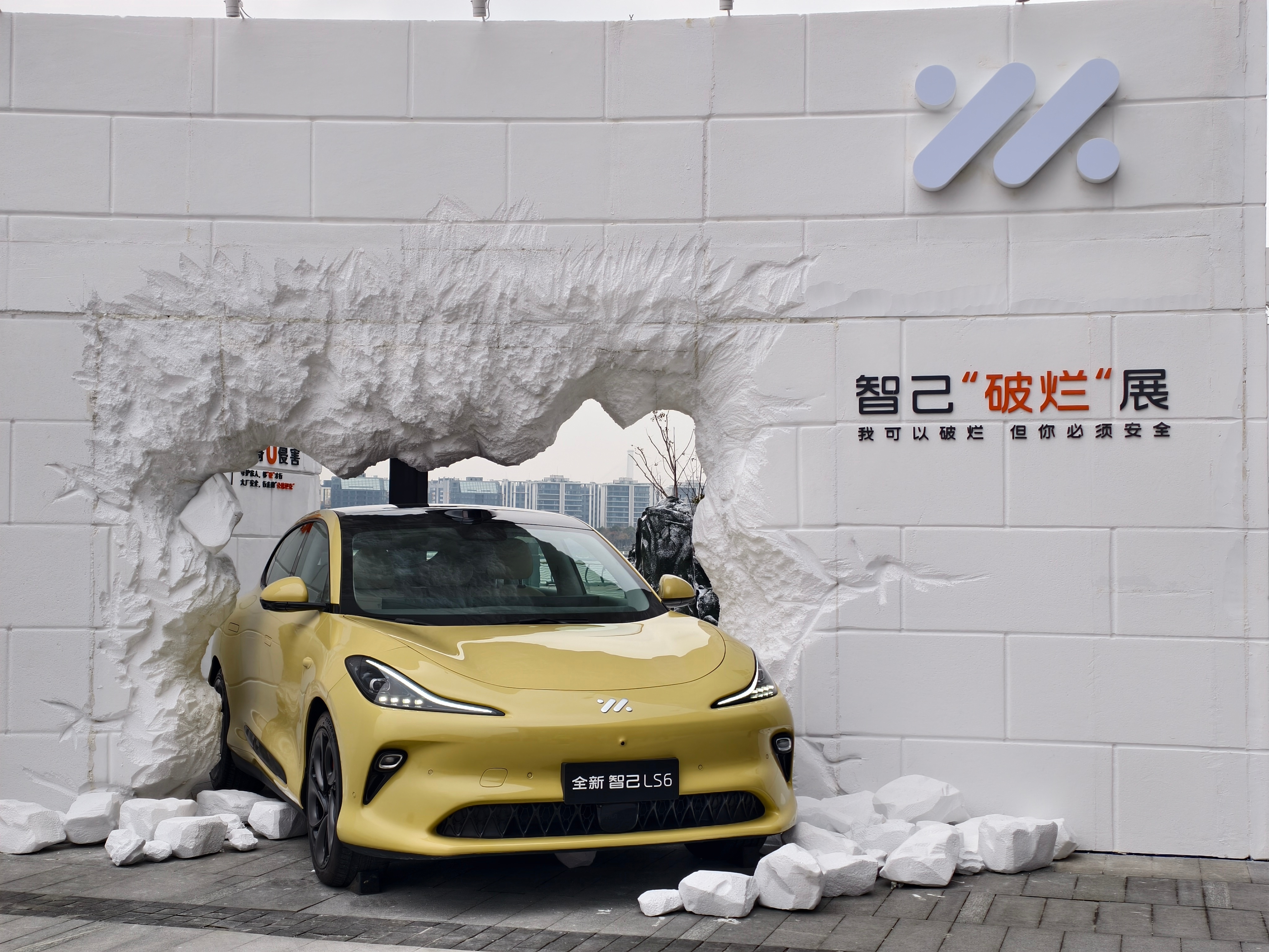 智己卖新车，让五菱“抬轿子”