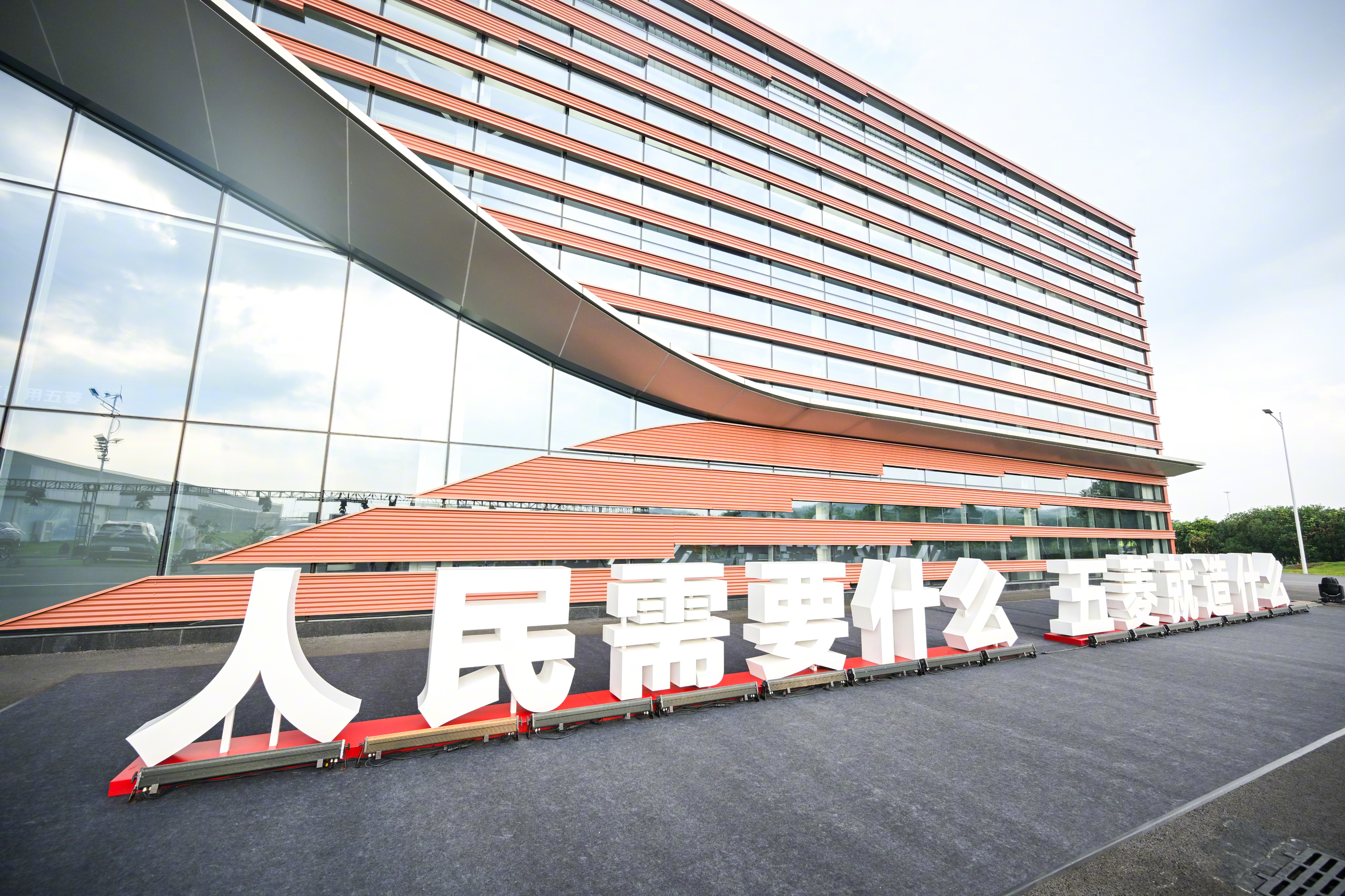 锚定新能源必争之地，五菱再攻10万元价格带