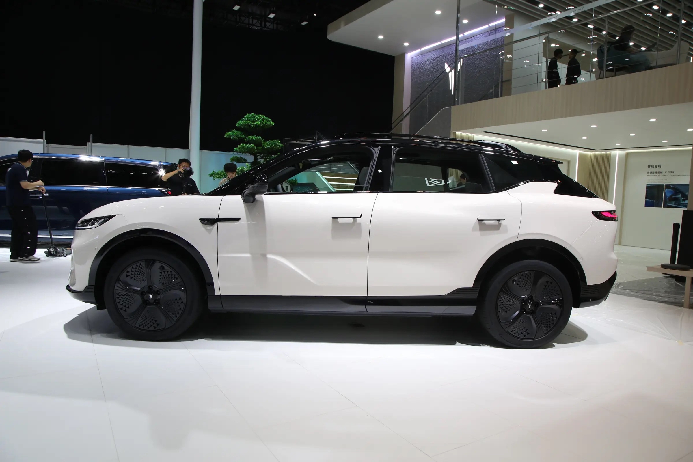 岚图再启纯电：全新知音预售22万起，搭乾��智驾、鸿蒙座舱