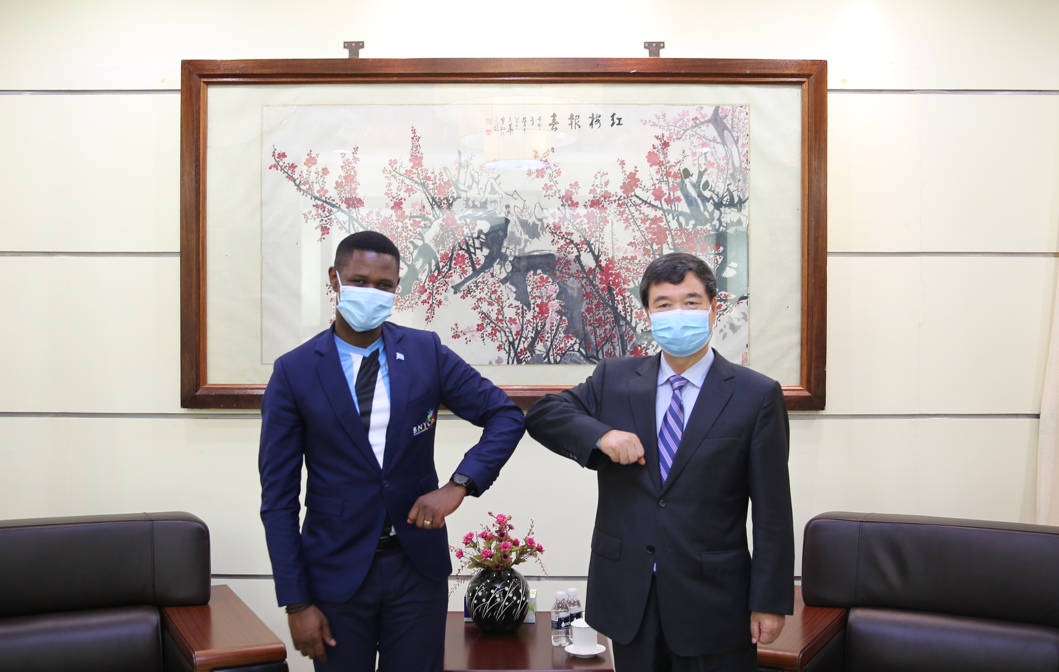 唐中东大使会见毛青年、体育与公务员事务部长