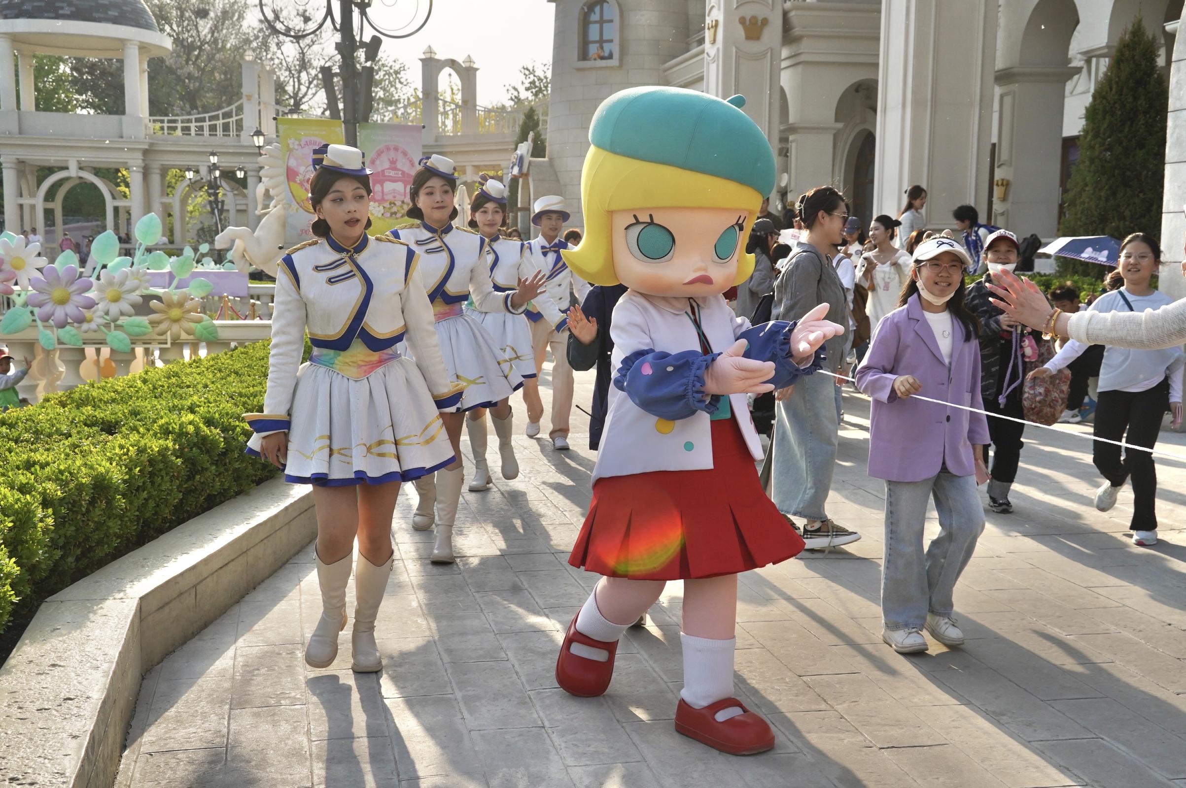 直击泡泡玛特中期业绩发布会：全年营收冲300亿元，目前仍在追产能