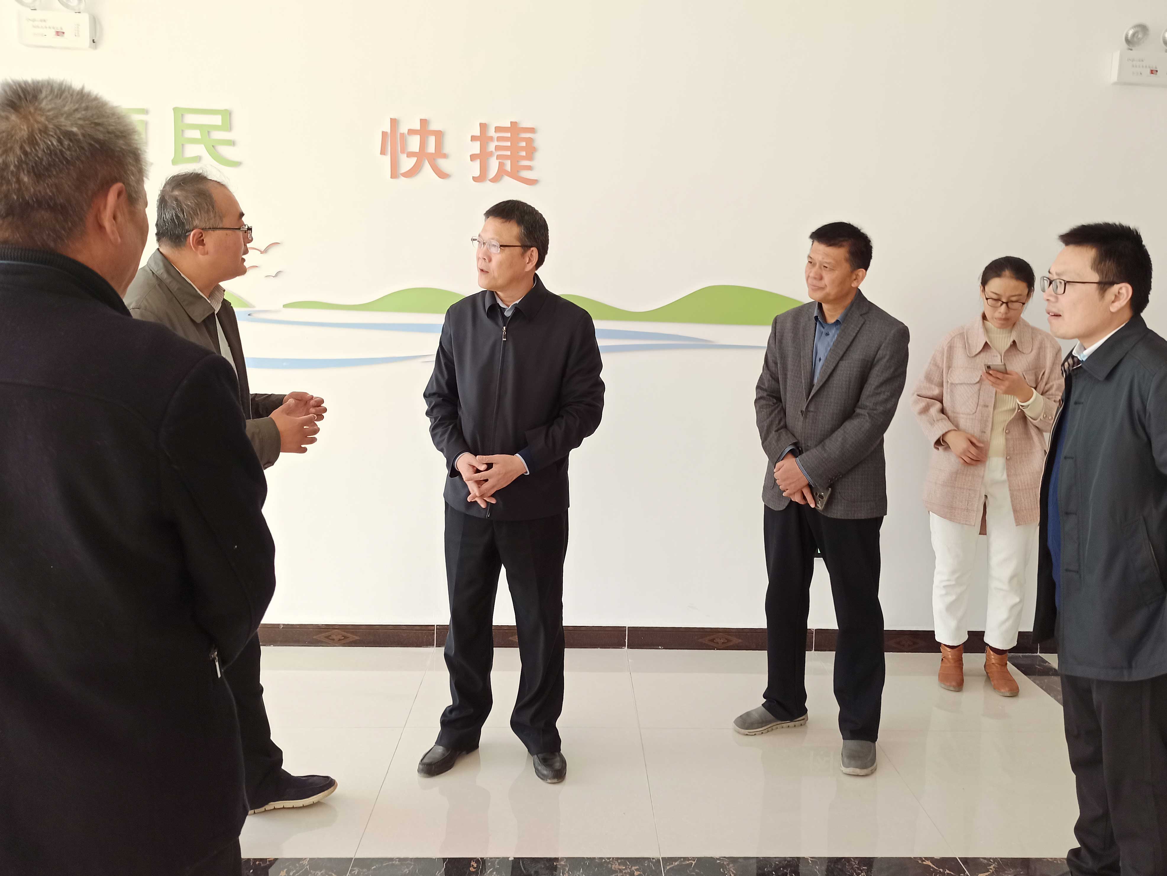 一位县财政局局长的一天，从接待门口排队的访客开始