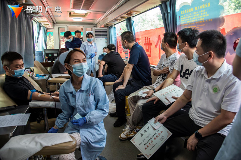 一位县财政局局长的一天，从接待门口排队的访客开始