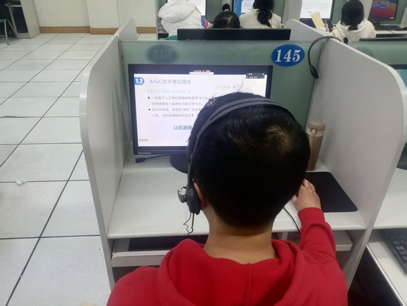 杭州中小学全面开展AI通识课 每学年不少于10课时