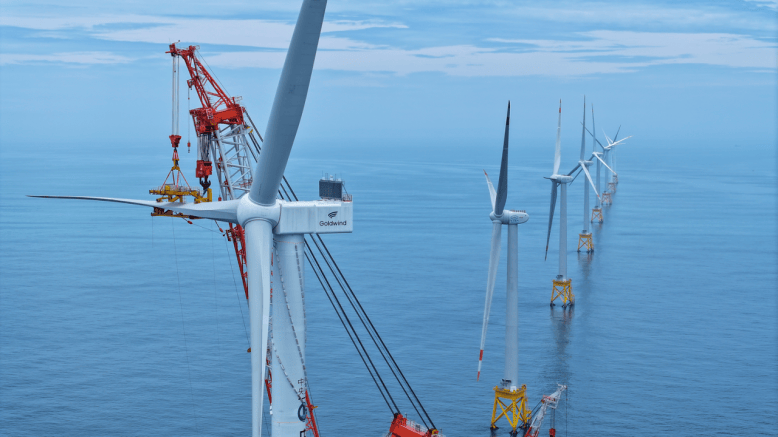 单机年发电量1亿度！全球最大海上风电机组完成吊装