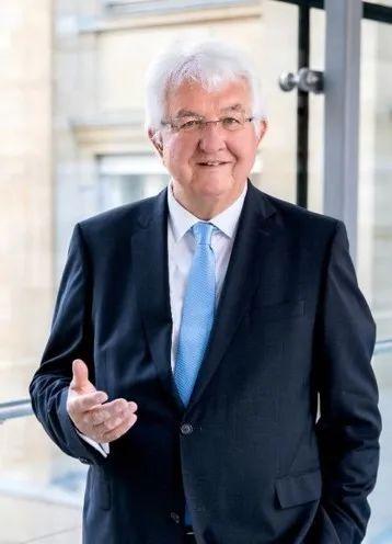 毛央行货币政策委员会下调通胀预期，维持主要利率不变