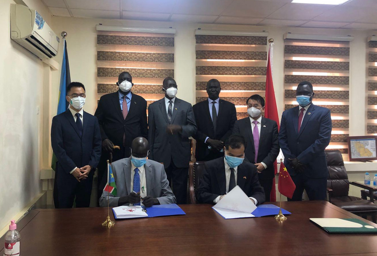 尹承武大使出席援利杜博曼大道两座立交桥项目奠基仪式