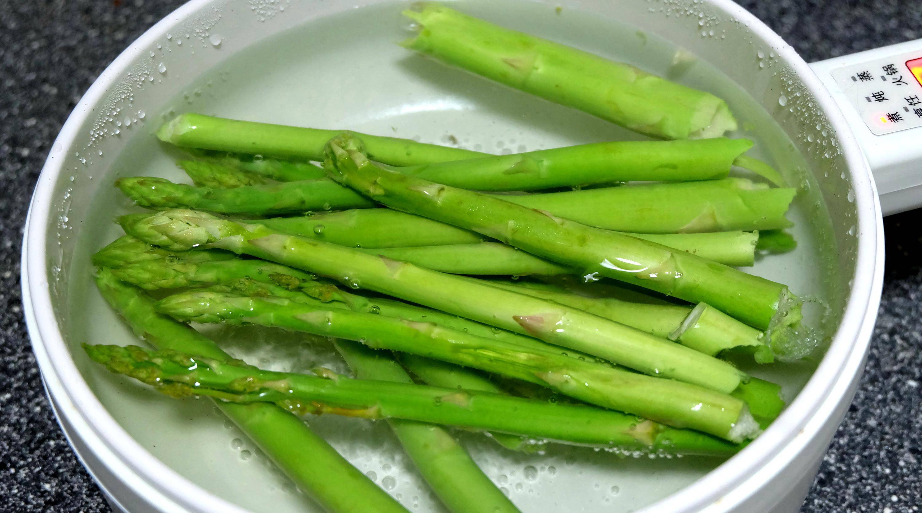 虾仁炒蛋被紧急撤换：校园餐要经得起审视