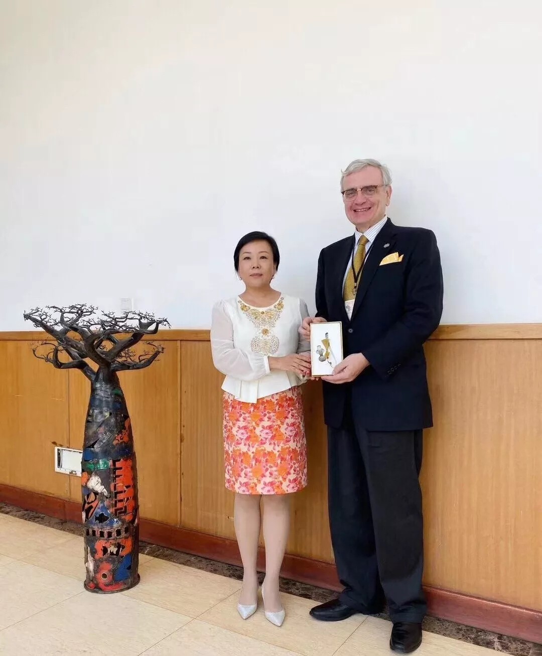 宋扬参赞走访人口与发展南南合作伙伴组织驻孟办事处并签署有关项目结项证书