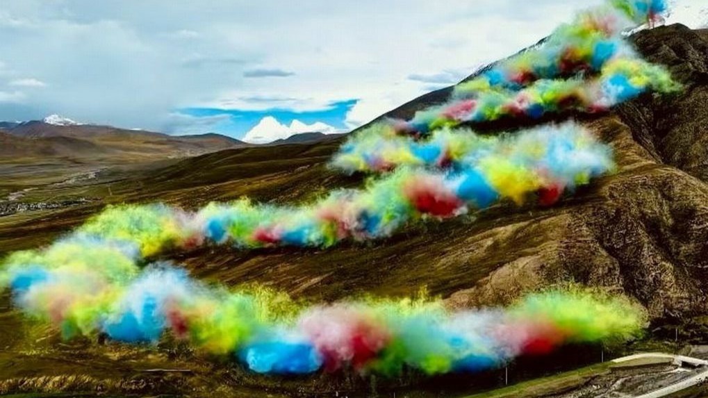 始祖鸟，“火了”！喜马拉雅山放烟花，网友“炸锅”！多方回应→