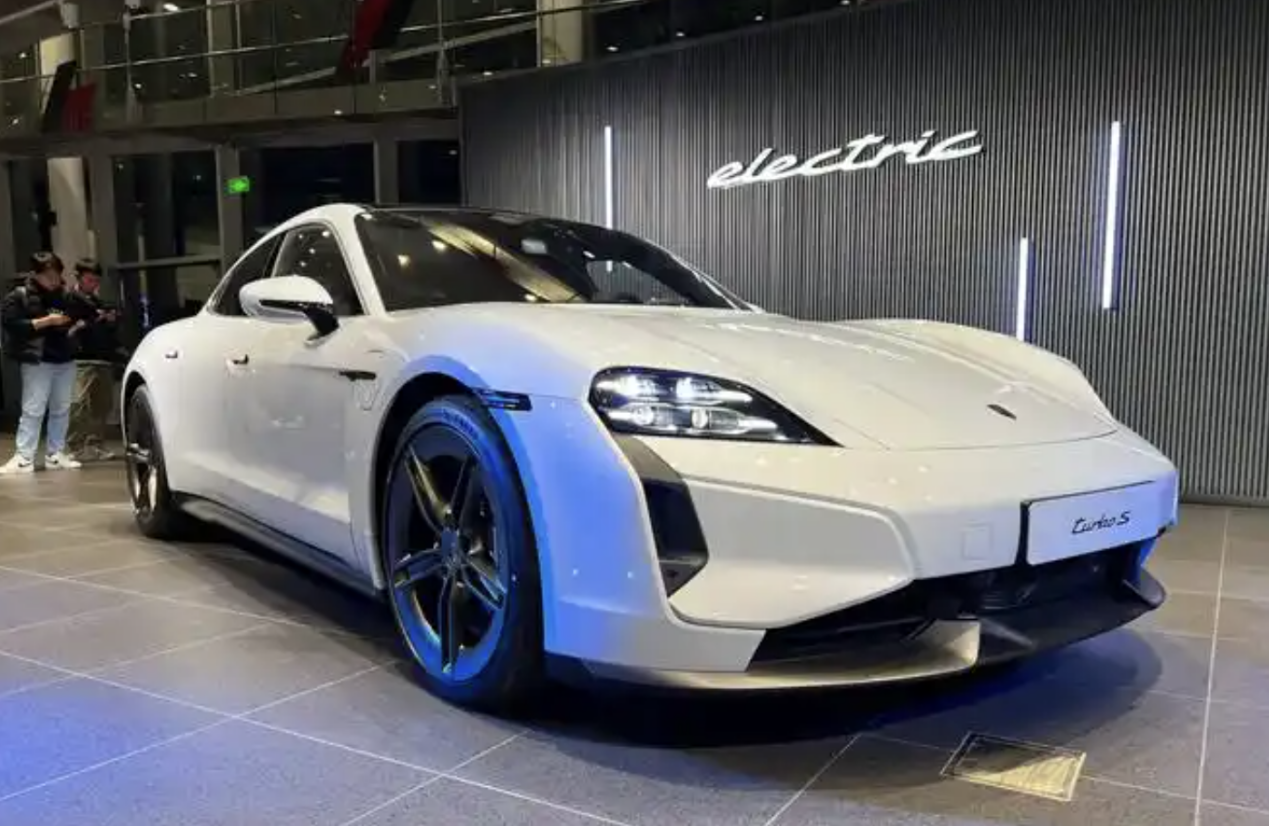 保时捷电动化进程要“再缓缓”