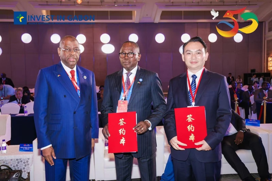 《加蓬评论》报道：加总统恩圭马接见卡塔尔王室成员曼苏尔讨论经济及工业领域合作