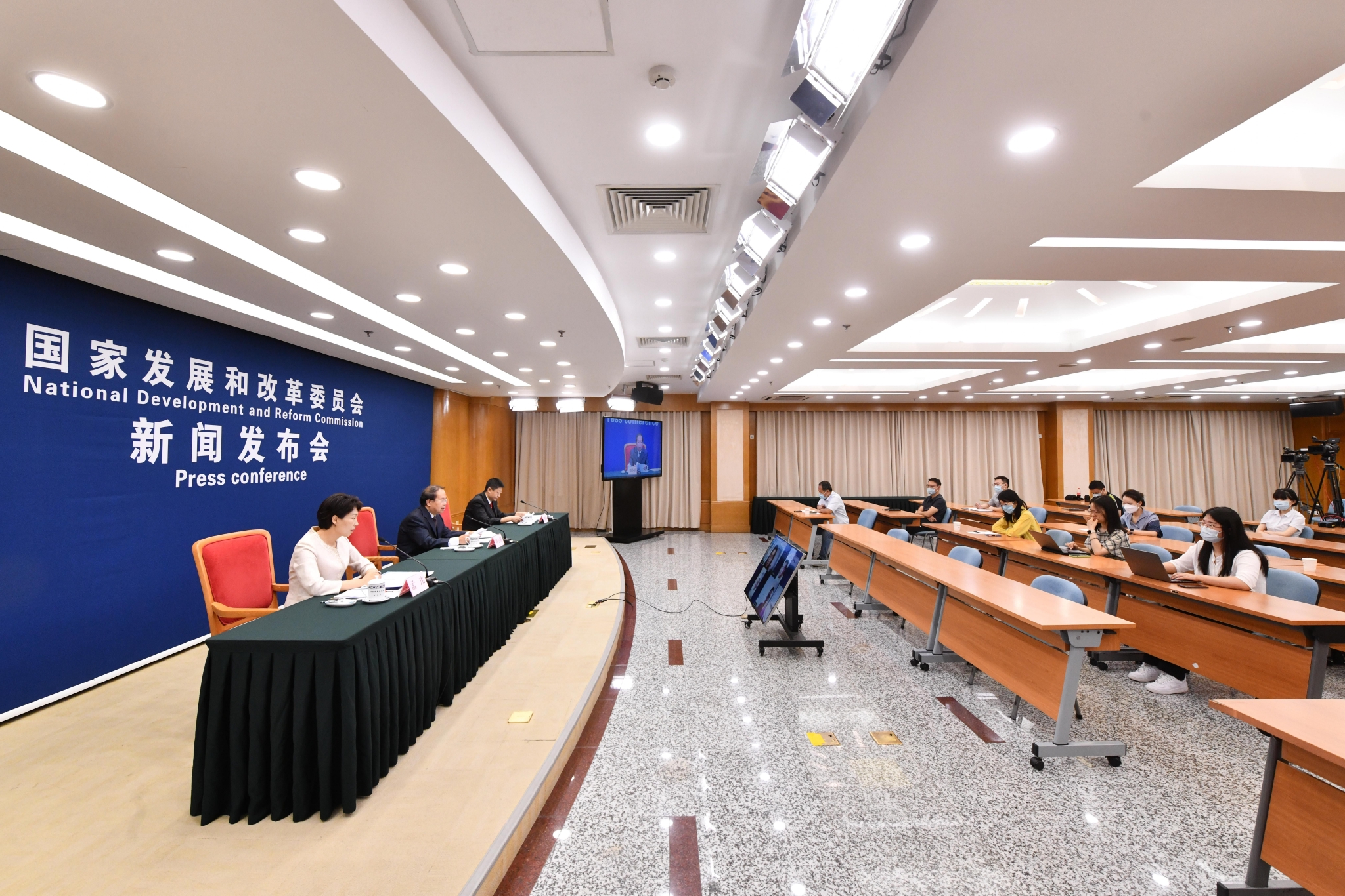 今日看点｜国新办将举行介绍中秋国庆假期交通运输服务保障有关情况新闻发布会