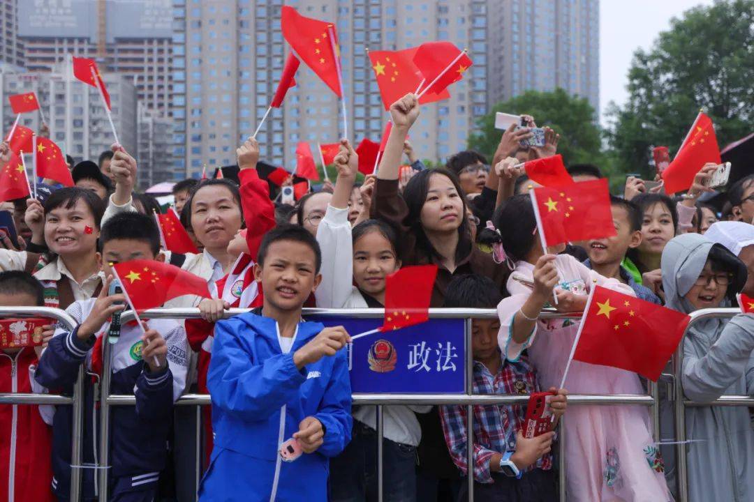 祝福祖国！五星红旗在天安门广场冉冉升起