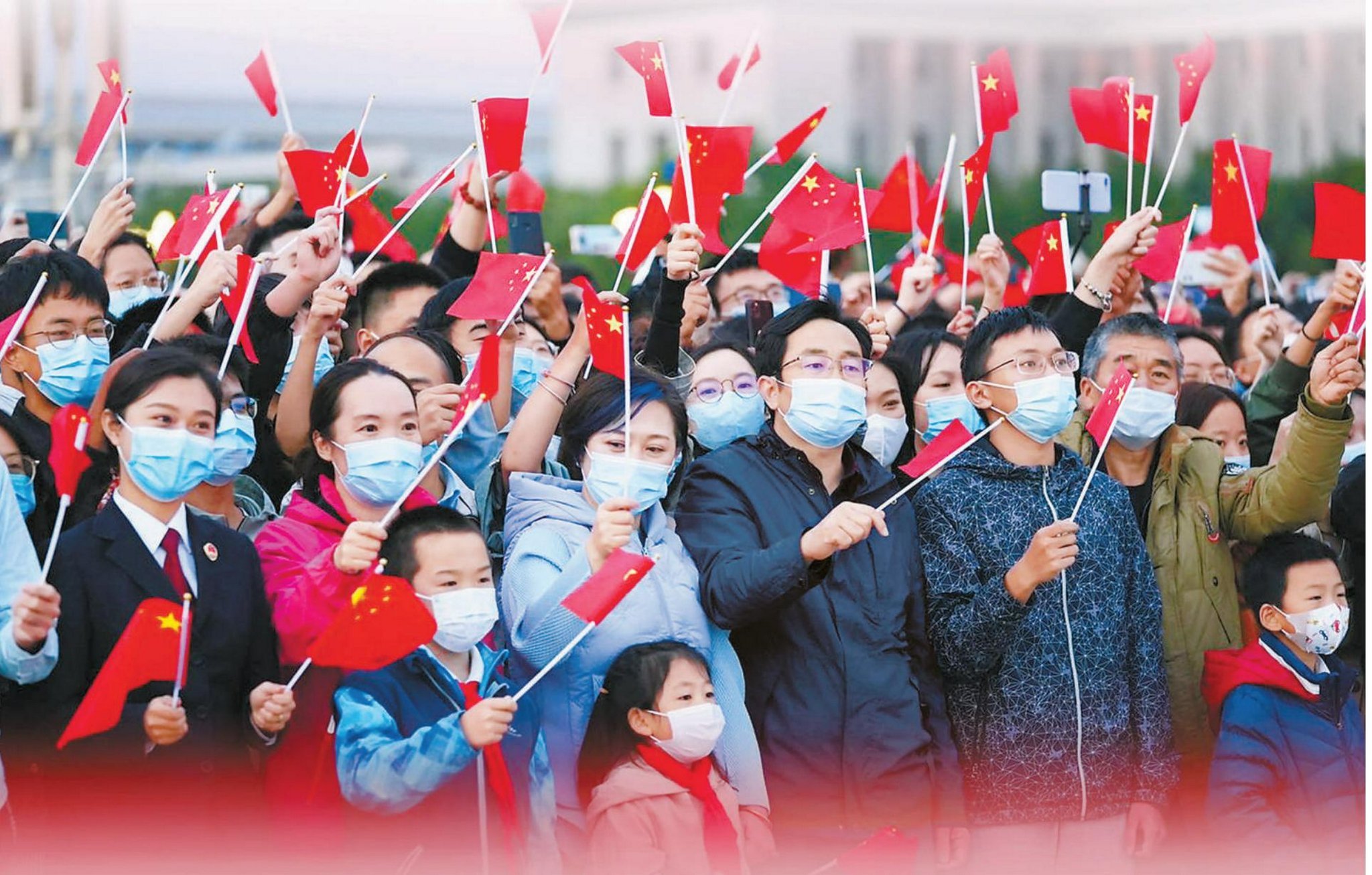 祝福祖国！五星红旗在天安门广场冉冉升起